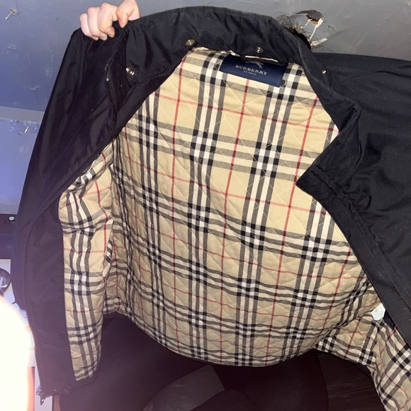 It’s a small but large for normal sized ppl, cause Burberry for bigger ppl, - Picture 7 of 8